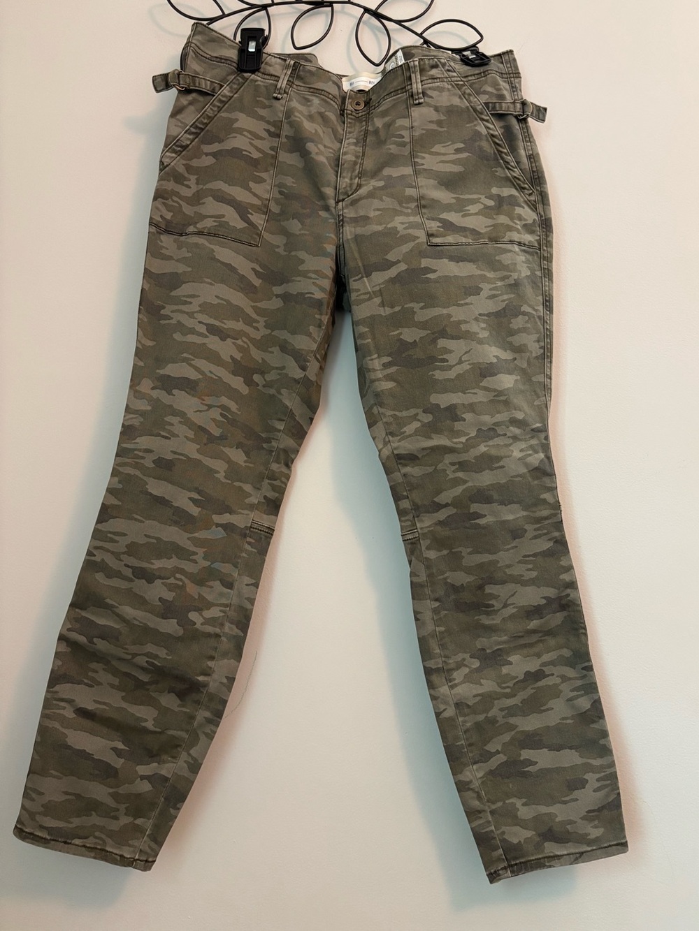 Anthro Hei Hei Size 32 Camo Cargo Style Pant Fitted & Straight Leg Dark Green